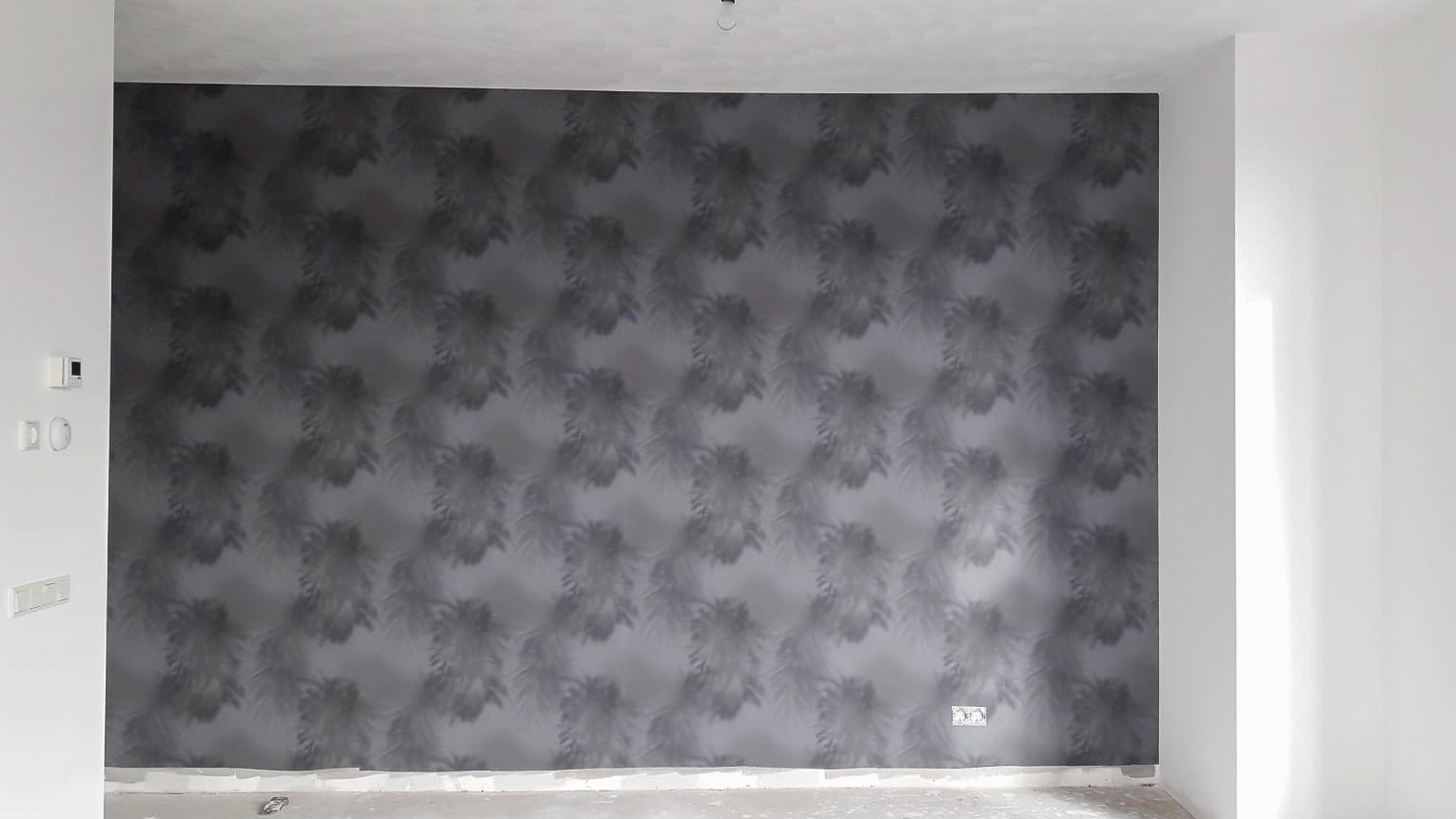 Muur met antraciet behang