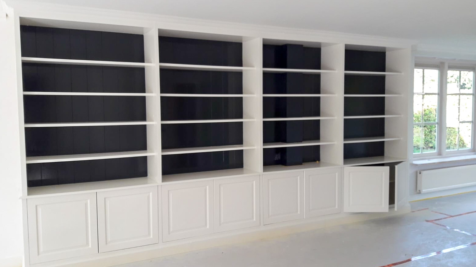 In spuitcabine gespoten wandkast