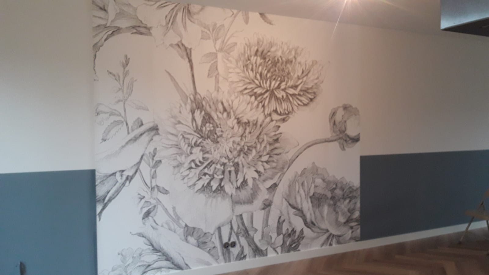 Een vlak op de muur voorzien van bloem behang