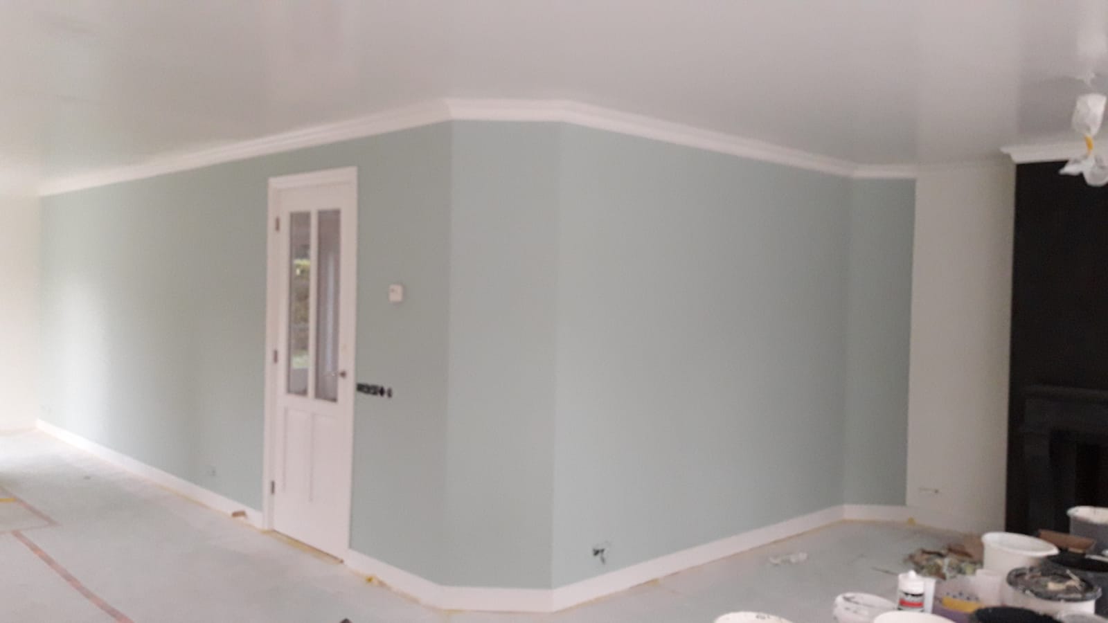 Plafond en wand strak geschilderd