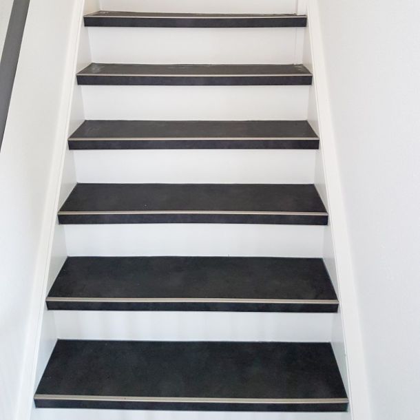 Houten trap zwart/wit geschilderd