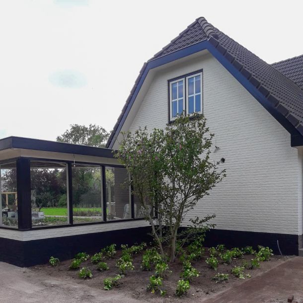 Uitbouw aan vrijstaande woning voorzien van glas en kozijnen