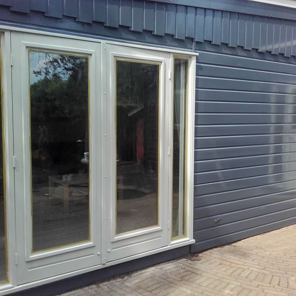 Chalet met twee openslaande deuren in hoogglans afgeschilderd