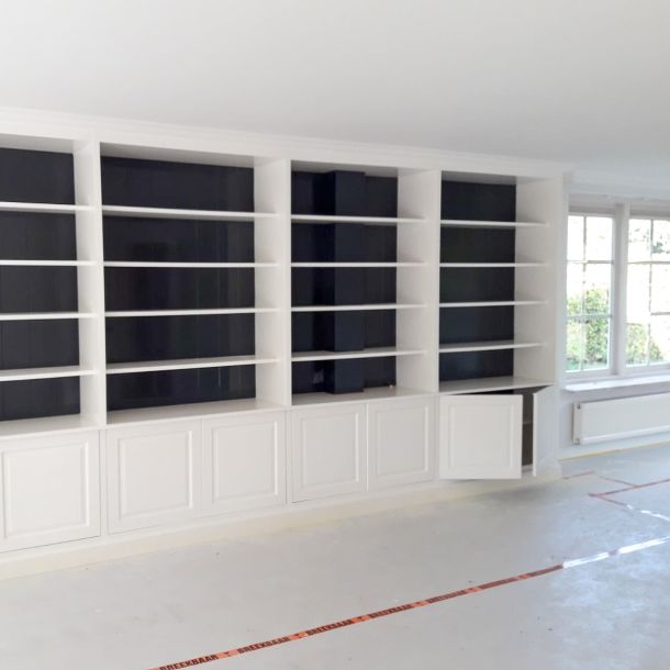 Maatwerk kastenwand is wit gespoten